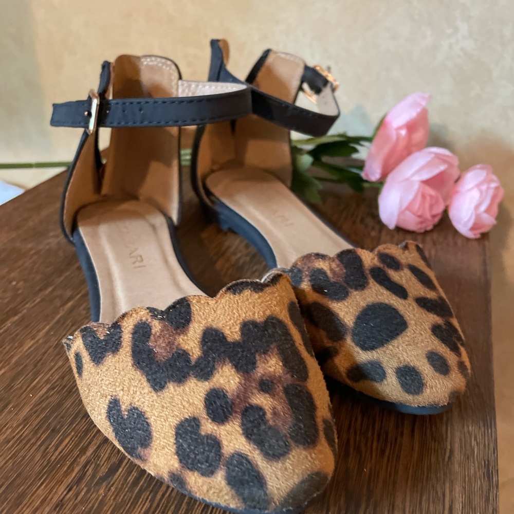 Tahari Leopard Flats